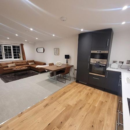 Luxury 1 Bed Apartment In The Heart Of Rochester Wainscot Extérieur photo