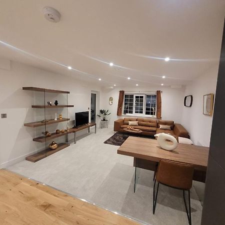 Luxury 1 Bed Apartment In The Heart Of Rochester Wainscot Extérieur photo