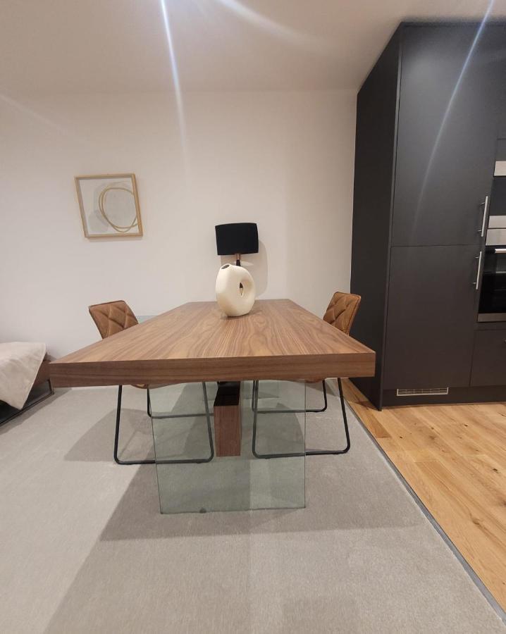 Luxury 1 Bed Apartment In The Heart Of Rochester Wainscot Extérieur photo