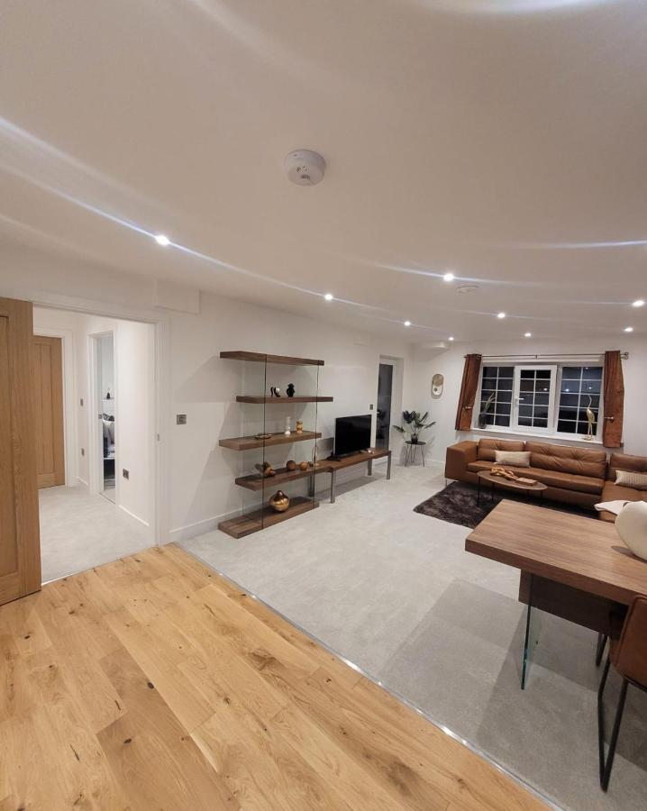 Luxury 1 Bed Apartment In The Heart Of Rochester Wainscot Extérieur photo