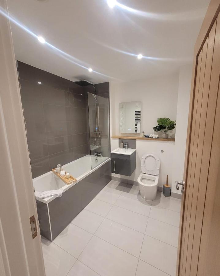 Luxury 1 Bed Apartment In The Heart Of Rochester Wainscot Extérieur photo
