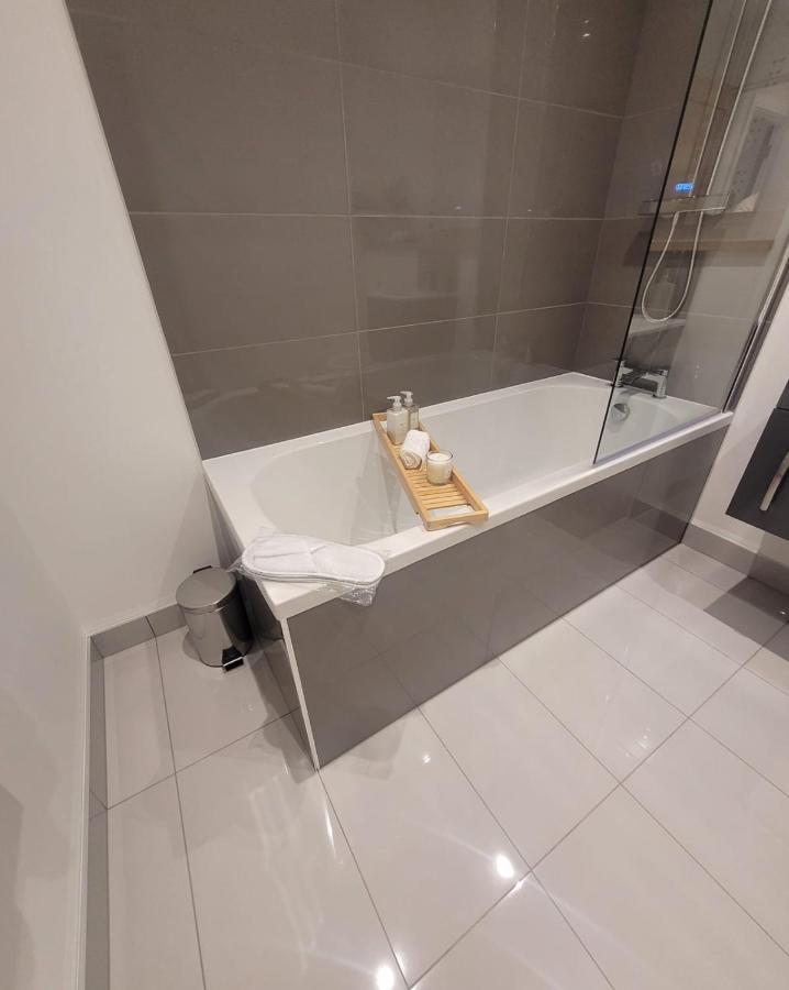 Luxury 1 Bed Apartment In The Heart Of Rochester Wainscot Extérieur photo