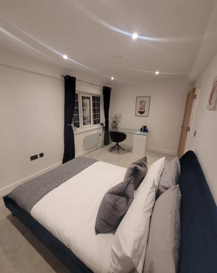 Luxury 1 Bed Apartment In The Heart Of Rochester Wainscot Extérieur photo
