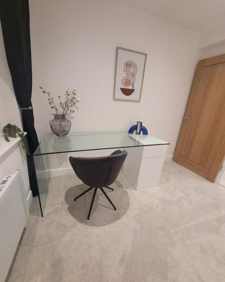 Luxury 1 Bed Apartment In The Heart Of Rochester Wainscot Extérieur photo