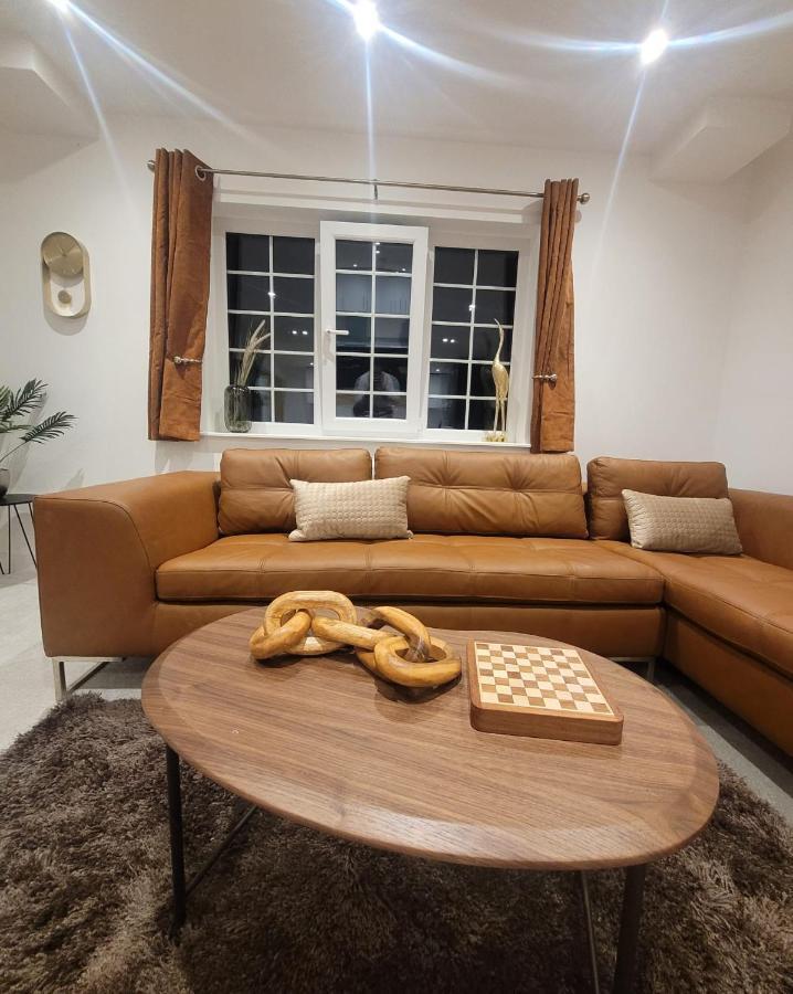 Luxury 1 Bed Apartment In The Heart Of Rochester Wainscot Extérieur photo