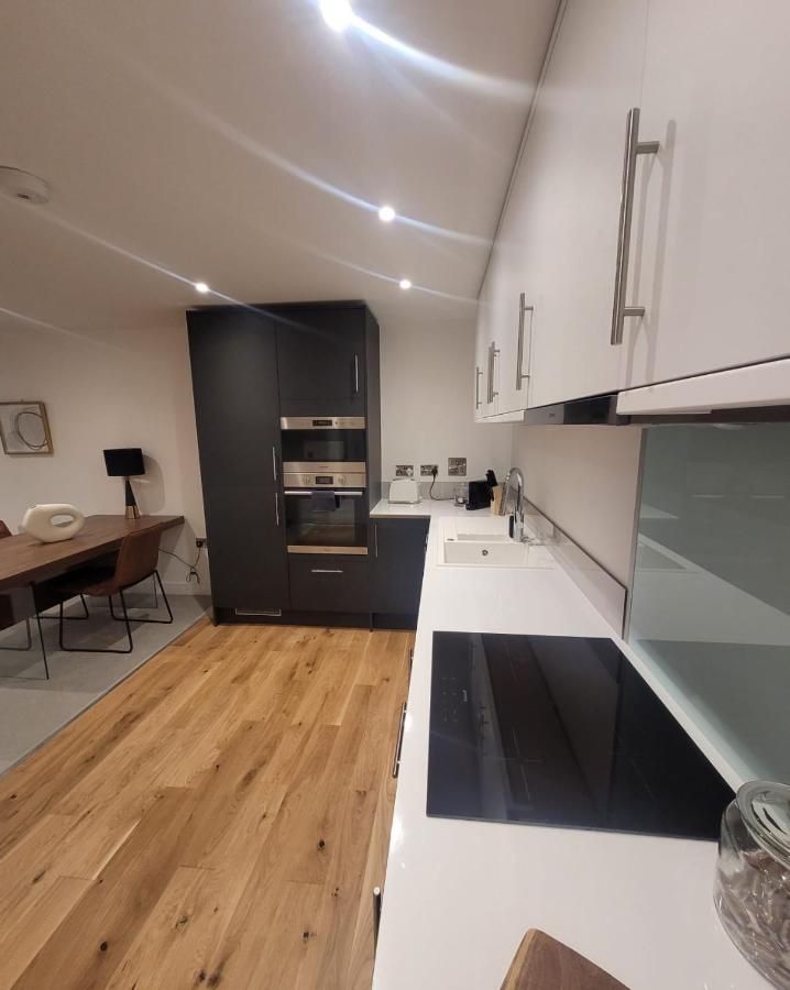Luxury 1 Bed Apartment In The Heart Of Rochester Wainscot Extérieur photo