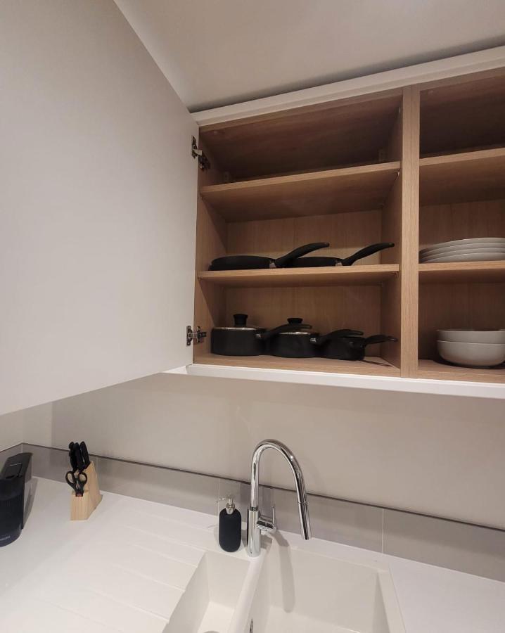Luxury 1 Bed Apartment In The Heart Of Rochester Wainscot Extérieur photo