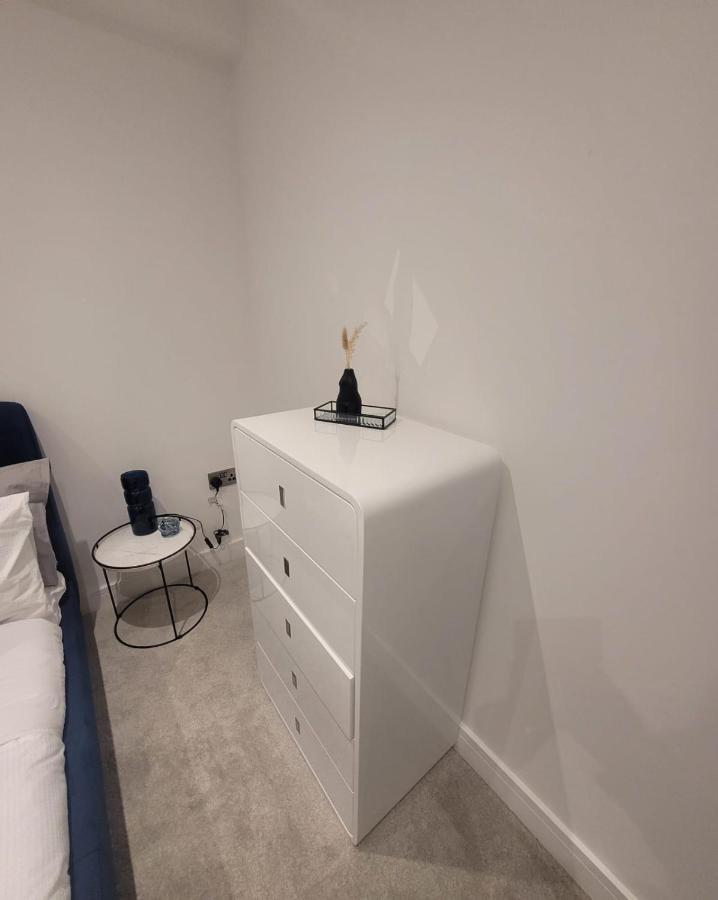 Luxury 1 Bed Apartment In The Heart Of Rochester Wainscot Extérieur photo